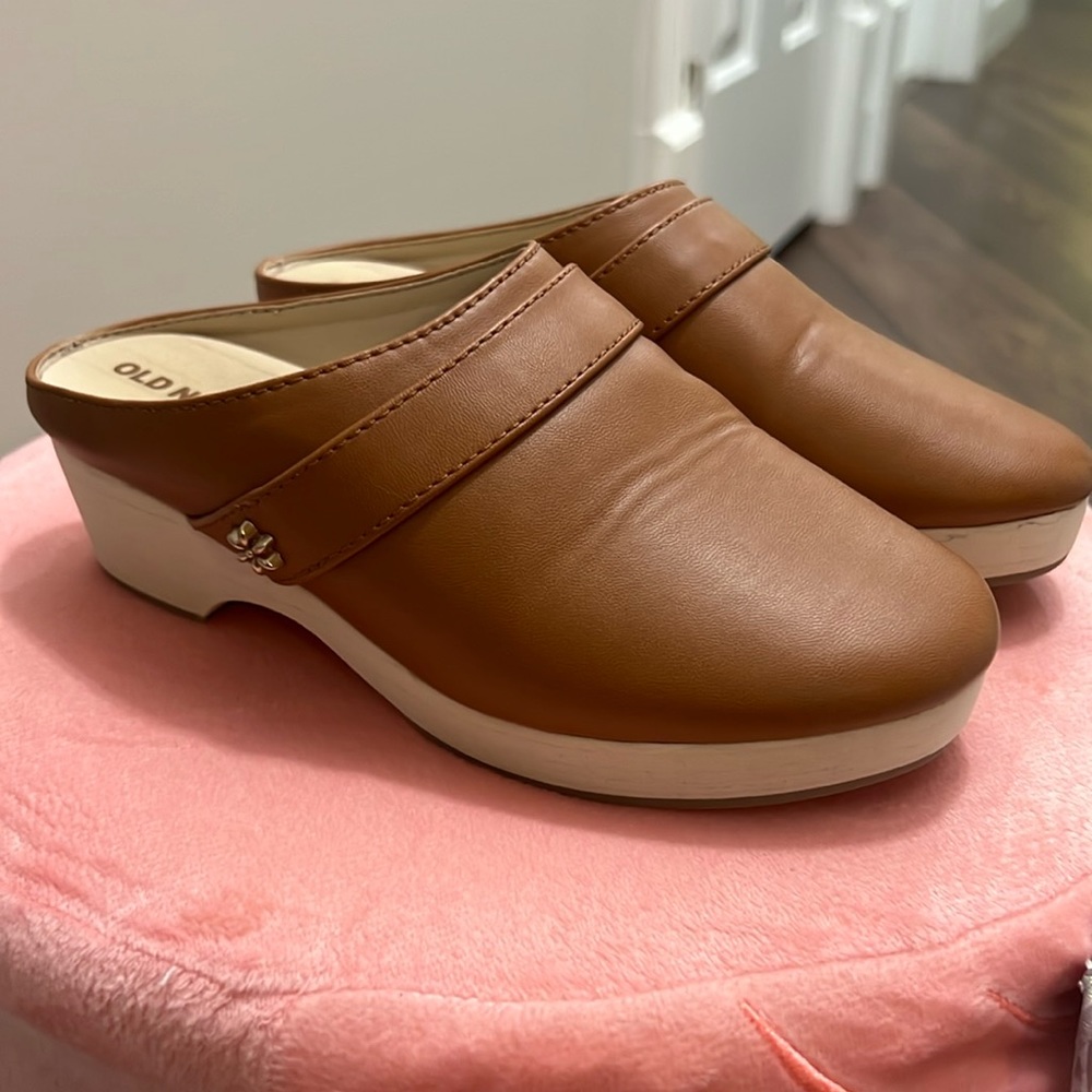 Old Navy Faux-Leather Clog Shoes for Girls, NWOT size 1